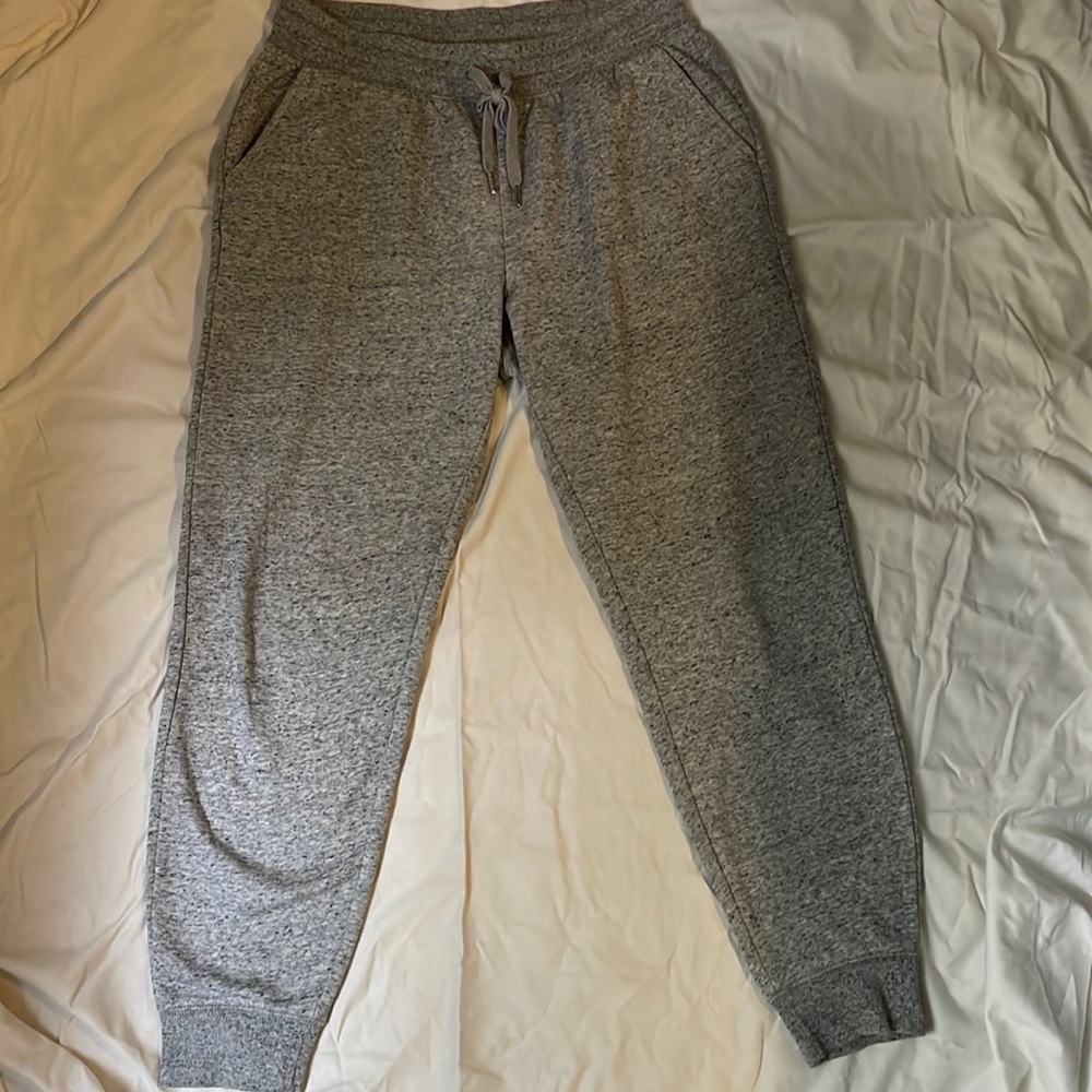Old Navy women’s heather gray sweatpants. Size M. With pockets and drawstring.